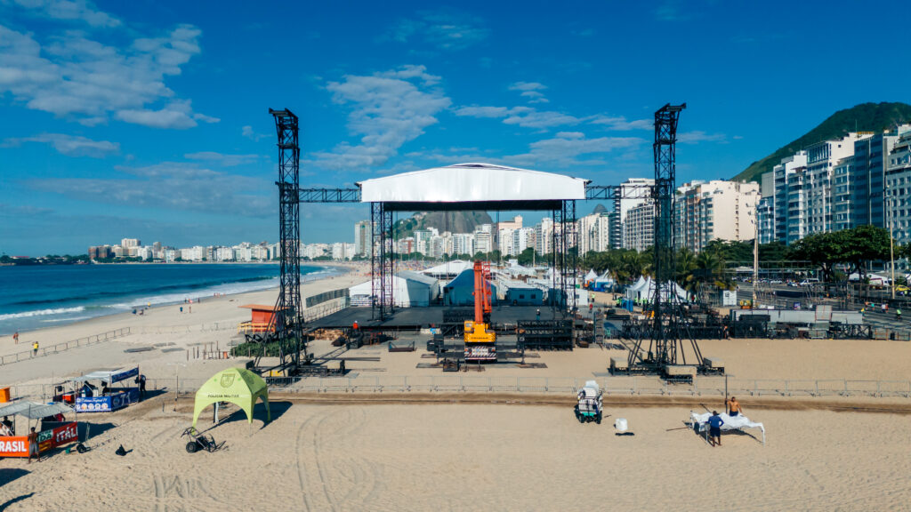 Montado em frente ao Copacabana Palace, palco contará com passarela para a artista realizar seu show - Foto: Caiano Midan
